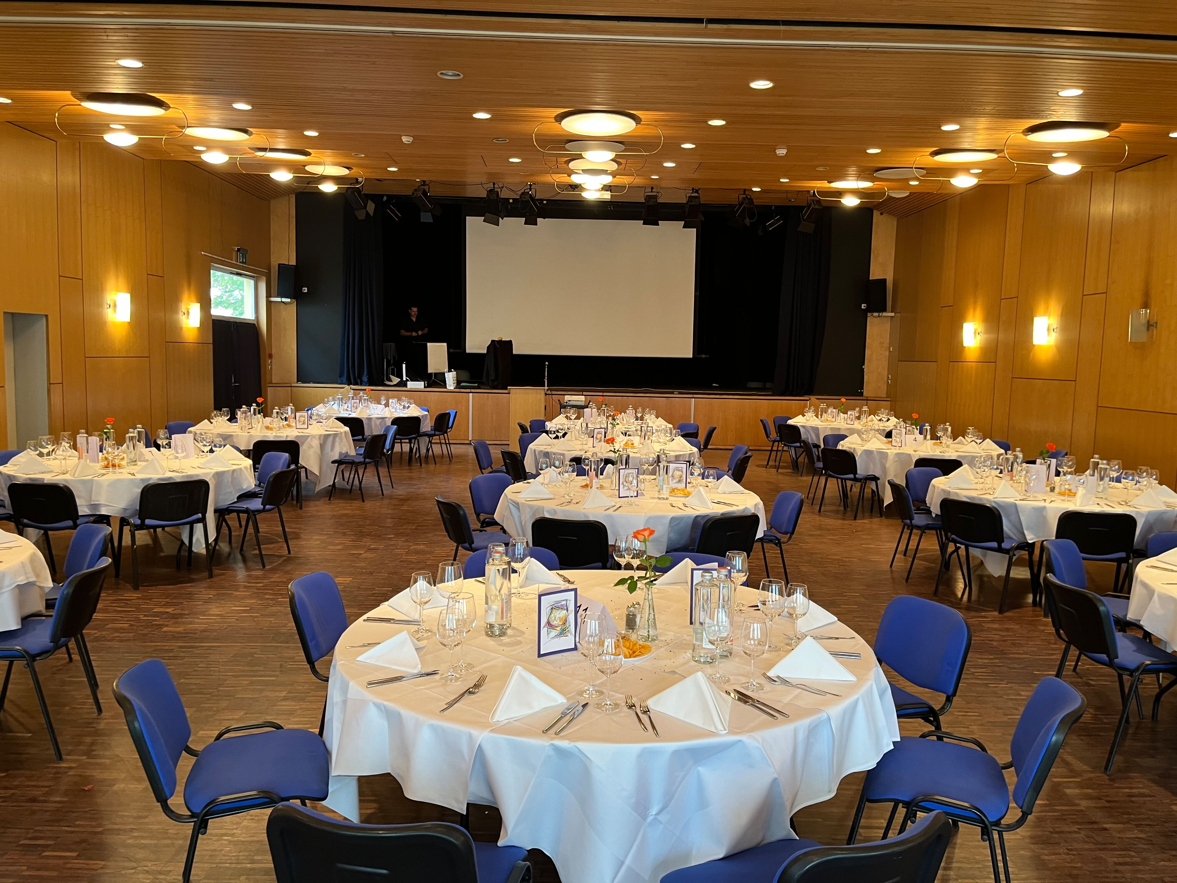 Festlich dekorierter Saal